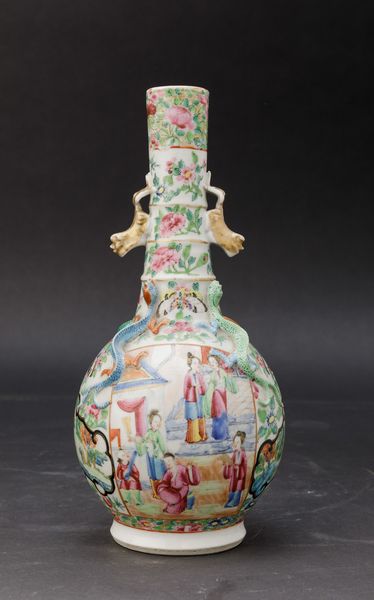 Vaso a bottiglia in porcellana Famiglia Rosa con scene di corte, decori floreali, figure di draghetto a rilievo e piccole anse a foggia di leoncini, Cina, Canton, Dinastia Qing, XIX secolo  - Asta Chinese Works of Art - Associazione Nazionale - Case d'Asta italiane