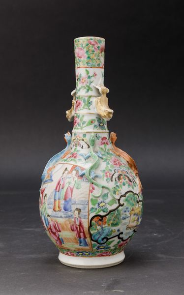 Vaso a bottiglia in porcellana Famiglia Rosa con scene di corte, decori floreali, figure di draghetto a rilievo e piccole anse a foggia di leoncini, Cina, Canton, Dinastia Qing, XIX secolo  - Asta Chinese Works of Art - Associazione Nazionale - Case d'Asta italiane