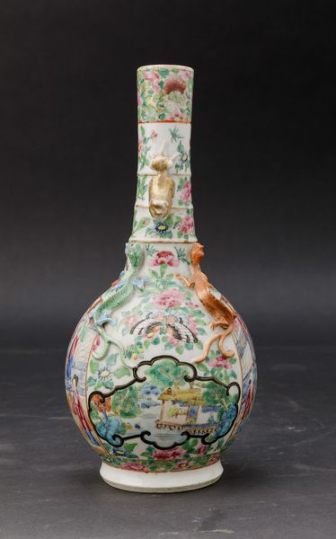 Vaso a bottiglia in porcellana Famiglia Rosa con scene di corte, decori floreali, figure di draghetto a rilievo e piccole anse a foggia di leoncini, Cina, Canton, Dinastia Qing, XIX secolo  - Asta Chinese Works of Art - Associazione Nazionale - Case d'Asta italiane