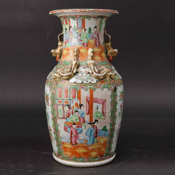 Vaso in porcellana Famiglia Rosa con decori floreali, scene di vita comune entro riserve, figure di draghetto e di leoncino a rilievo, Cina, Canton, Dinastia Qing, XIX secolo  - Asta Chinese Works of Art - Associazione Nazionale - Case d'Asta italiane