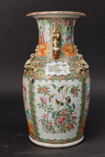 Vaso in porcellana Famiglia Rosa con decori floreali, scene di vita comune entro riserve, figure di draghetto e di leoncino a rilievo, Cina, Canton, Dinastia Qing, XIX secolo  - Asta Chinese Works of Art - Associazione Nazionale - Case d'Asta italiane