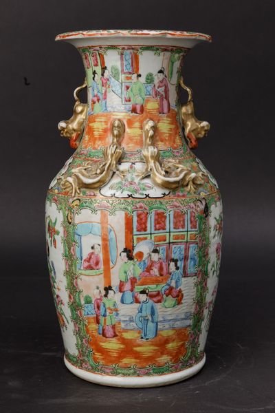 Vaso in porcellana Famiglia Rosa con decori floreali, scene di vita comune entro riserve, figure di draghetto e di leoncino a rilievo, Cina, Canton, Dinastia Qing, XIX secolo  - Asta Chinese Works of Art - Associazione Nazionale - Case d'Asta italiane