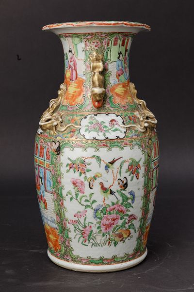 Vaso in porcellana Famiglia Rosa con decori floreali, scene di vita comune entro riserve, figure di draghetto e di leoncino a rilievo, Cina, Canton, Dinastia Qing, XIX secolo  - Asta Chinese Works of Art - Associazione Nazionale - Case d'Asta italiane