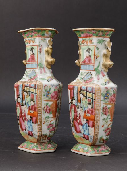 Coppia di piccoli vasi in porcellana Famiglia Rosa a pianta esagonale con scene di vita di corte entro riserve, decori floreali e figure di leoncino a rilievo, Cina, Canton, Dinastia Qing, XIX secolo  - Asta Chinese Works of Art - Associazione Nazionale - Case d'Asta italiane