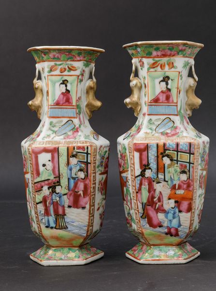 Coppia di piccoli vasi in porcellana Famiglia Rosa a pianta esagonale con scene di vita di corte entro riserve, decori floreali e figure di leoncino a rilievo, Cina, Canton, Dinastia Qing, XIX secolo  - Asta Chinese Works of Art - Associazione Nazionale - Case d'Asta italiane