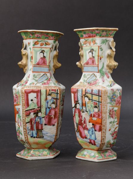 Coppia di piccoli vasi in porcellana Famiglia Rosa a pianta esagonale con scene di vita di corte entro riserve, decori floreali e figure di leoncino a rilievo, Cina, Canton, Dinastia Qing, XIX secolo  - Asta Chinese Works of Art - Associazione Nazionale - Case d'Asta italiane