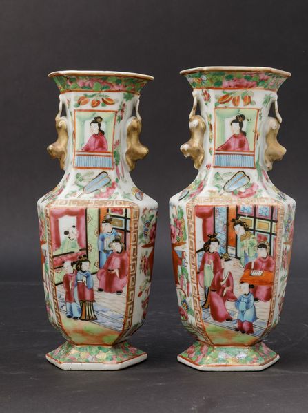 Coppia di piccoli vasi in porcellana Famiglia Rosa a pianta esagonale con scene di vita di corte entro riserve, decori floreali e figure di leoncino a rilievo, Cina, Canton, Dinastia Qing, XIX secolo  - Asta Chinese Works of Art - Associazione Nazionale - Case d'Asta italiane