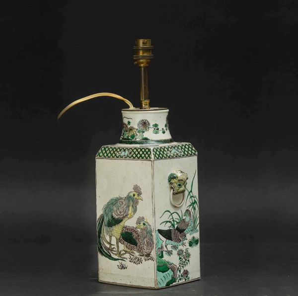 Vaso in porcellana Famiglia Verde con figure di gallinacei entro paesaggio e decori floreali, Cina, Dinastia Qing, XIX secolo  - Asta Chinese Works of Art - Associazione Nazionale - Case d'Asta italiane