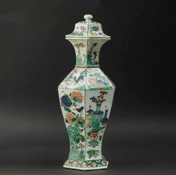 Potiche in porcellana Famiglia Verde a sezione esagonale con decori floreali e scene naturalistiche entro riserve, Cina, Dinastia Qing, epoca Kangxi (1622-1662)  - Asta Chinese Works of Art - Associazione Nazionale - Case d'Asta italiane