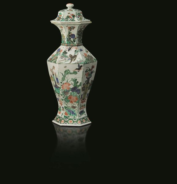 Potiche in porcellana Famiglia Verde a sezione esagonale con decori floreali e scene naturalistiche entro riserve, Cina, Dinastia Qing, epoca Kangxi (1622-1662)  - Asta Chinese Works of Art - Associazione Nazionale - Case d'Asta italiane