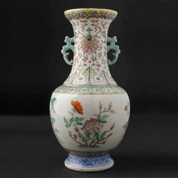 Vaso in porcellana con piccole anse sagomate, soggetti naturalistici e motivi a fiore di loto, Cina, Dinastia Qing, epoca Qianlong (1736-1796)  - Asta Chinese Works of Art - Associazione Nazionale - Case d'Asta italiane