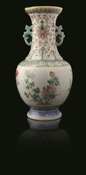 Vaso in porcellana con piccole anse sagomate, soggetti naturalistici e motivi a fiore di loto, Cina, Dinastia Qing, epoca Qianlong (1736-1796)  - Asta Chinese Works of Art - Associazione Nazionale - Case d'Asta italiane