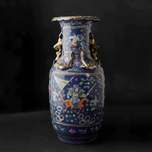 Vaso in porcellana a fondo blu poudr con figure di guerrieri entro riserve, decori floreali e figure di draghetti a rilievo, Cina, Dinastia Qing, XIX secolo  - Asta Chinese Works of Art - Associazione Nazionale - Case d'Asta italiane