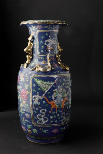 Vaso in porcellana a fondo blu poudr con figure di guerrieri entro riserve, decori floreali e figure di draghetti a rilievo, Cina, Dinastia Qing, XIX secolo  - Asta Chinese Works of Art - Associazione Nazionale - Case d'Asta italiane