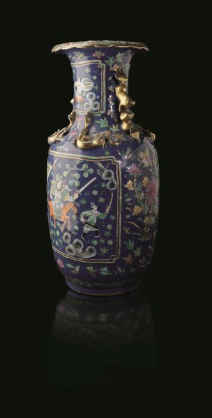 Vaso in porcellana a fondo blu poudr con figure di guerrieri entro riserve, decori floreali e figure di draghetti a rilievo, Cina, Dinastia Qing, XIX secolo  - Asta Chinese Works of Art - Associazione Nazionale - Case d'Asta italiane