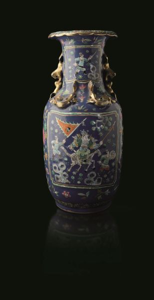 Vaso in porcellana a fondo blu poudr con figure di guerrieri entro riserve, decori floreali e figure di draghetti a rilievo, Cina, Dinastia Qing, XIX secolo  - Asta Chinese Works of Art - Associazione Nazionale - Case d'Asta italiane