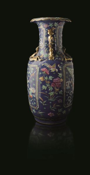 Vaso in porcellana a fondo blu poudr con figure di guerrieri entro riserve, decori floreali e figure di draghetti a rilievo, Cina, Dinastia Qing, XIX secolo  - Asta Chinese Works of Art - Associazione Nazionale - Case d'Asta italiane