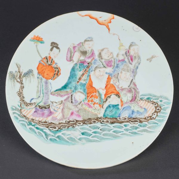 Placca circolare in porcellana con figure di saggi su imbarcazione, Cina, Dinastia Qing, periodo Jiaqing (1796-1820)  - Asta Chinese Works of Art - Associazione Nazionale - Case d'Asta italiane