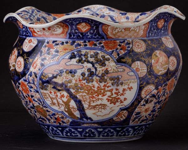 Vaso in porcellana Imari con decori floreali e paesaggi entro riserve, Giappone, periodo Meiji (1868-1912)  - Asta Chinese Works of Art - Associazione Nazionale - Case d'Asta italiane