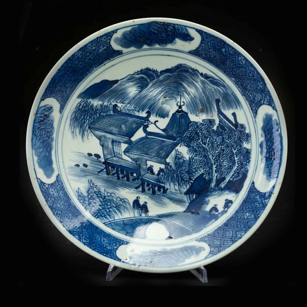 Piatto in porcellana bianca e blu con raffigurazione di paesaggio con pagode, Cina, Dinastia Qing, epoca Qianlong (1736-1796)  - Asta Chinese Works of Art - Associazione Nazionale - Case d'Asta italiane