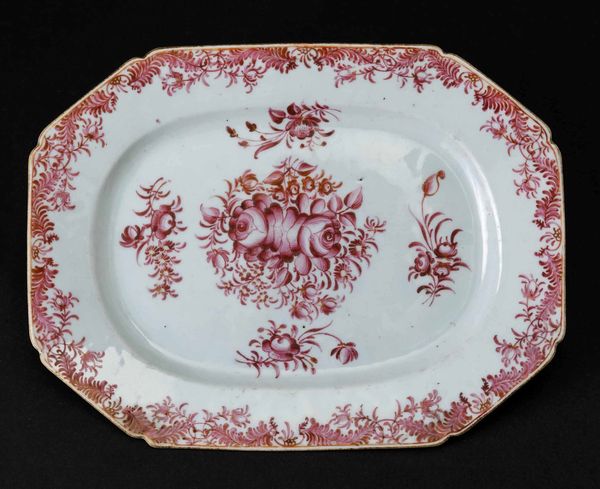 Coppia di piatti ottagonali in porcellana con decori floreali, Cina, Dinastia Qing, epoca Qianlong (1736-1796)  - Asta Chinese Works of Art - Associazione Nazionale - Case d'Asta italiane