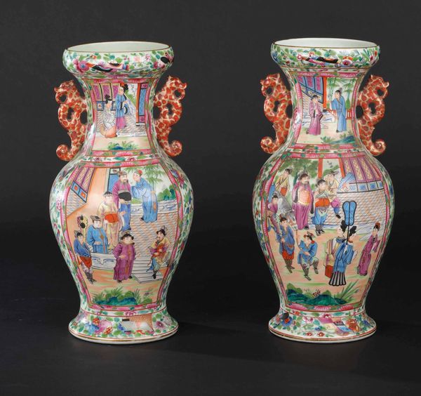 Coppia di vasi in porcellana Famiglia Rosa con anse sagomate, decori floreali e scene vita comune, Cina, Dinastia Qing, XIX secolo  - Asta Chinese Works of Art - Associazione Nazionale - Case d'Asta italiane