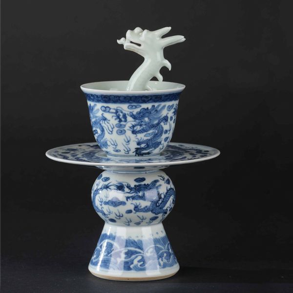 Coppa in porcellana bianca e blu con drago e decoro di draghi tra le nuvole, Cina, XX secolo  - Asta Chinese Works of Art - Associazione Nazionale - Case d'Asta italiane