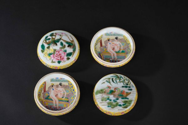 Coppia di rare scatole circolari in porcellana raffiguranti soggetti naturalistici sul coperchio e scene erotiche all'interno, Cina, Repubblica, XX secolo  - Asta Chinese Works of Art - Associazione Nazionale - Case d'Asta italiane