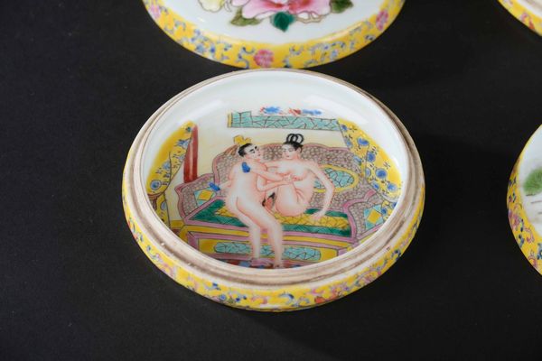 Coppia di rare scatole circolari in porcellana raffiguranti soggetti naturalistici sul coperchio e scene erotiche all'interno, Cina, Repubblica, XX secolo  - Asta Chinese Works of Art - Associazione Nazionale - Case d'Asta italiane