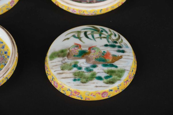 Coppia di rare scatole circolari in porcellana raffiguranti soggetti naturalistici sul coperchio e scene erotiche all'interno, Cina, Repubblica, XX secolo  - Asta Chinese Works of Art - Associazione Nazionale - Case d'Asta italiane