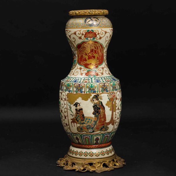 Grande vaso in porcellana con decori floreali, figure di Geishe e draghi entro riserve con lumeggiature in color oro, Giappone, periodo Meiji (1868-1912)  - Asta Chinese Works of Art - Associazione Nazionale - Case d'Asta italiane