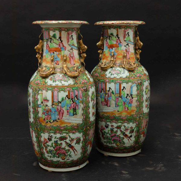 Coppia di vasi in porcellana Canton con decori floreali, scene di vita comune entro riserve e figure di draghetto a rilievo, Cina, Dinastia Qing, XIX secolo  - Asta Chinese Works of Art - Associazione Nazionale - Case d'Asta italiane