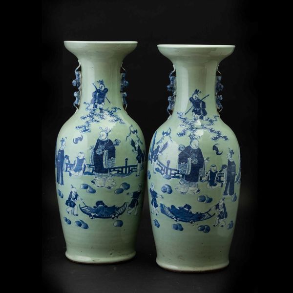 Coppia di vasi in porcellana con figure di draghetto a rilievo e raffigurazione di saggi e discepoli entro paesaggio sui toni del bianco e del blu, Cina, Dinastia Qing, XIX secolo  - Asta Chinese Works of Art - Associazione Nazionale - Case d'Asta italiane