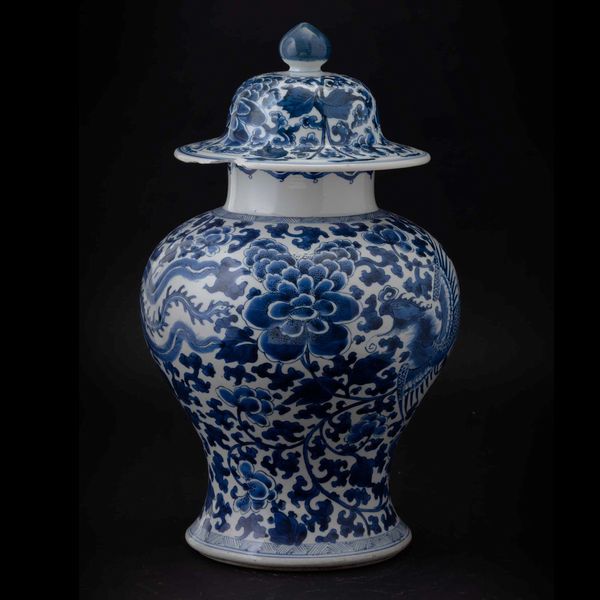 Potiche in porcellana bianca e blu con figure di draghi e decori floreali, Cina, Dinastia Qing, epoca Qianlong (1736-1796)  - Asta Chinese Works of Art - Associazione Nazionale - Case d'Asta italiane