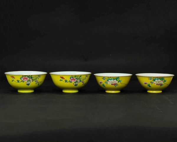 Quattro ciotole in porcellana con decori floreali su fondo giallo, Cina, Dinastia Qing, XIX secolo  - Asta Chinese Works of Art - Associazione Nazionale - Case d'Asta italiane