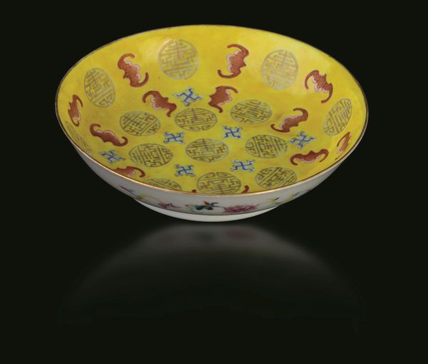 Piatto in porcellana a smalti policromi con figure di pipistrelli e simboli taoisti a fondo giallo, Cina, Dinastia Qing, epoca Guangxu (1875-1908)  - Asta Chinese Works of Art - Associazione Nazionale - Case d'Asta italiane