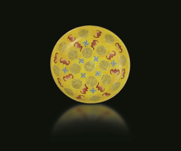 Piatto in porcellana a smalti policromi con figure di pipistrelli e simboli taoisti a fondo giallo, Cina, Dinastia Qing, epoca Guangxu (1875-1908)  - Asta Chinese Works of Art - Associazione Nazionale - Case d'Asta italiane