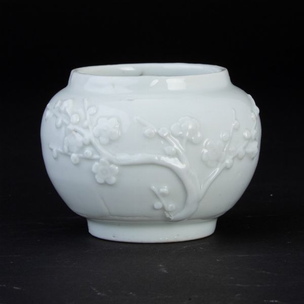 Piccolo vaso in porcellana con decoro a rami di pesco in fiore a rilievo, Cina, Dinastia Qing, periodo Qianlong (1736-1796)  - Asta Chinese Works of Art - Associazione Nazionale - Case d'Asta italiane