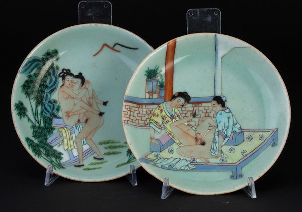 Coppia di piatti in porcellana con scene erotiche, Cina, Dinastia Qing, XIX secolo  - Asta Chinese Works of Art - Associazione Nazionale - Case d'Asta italiane