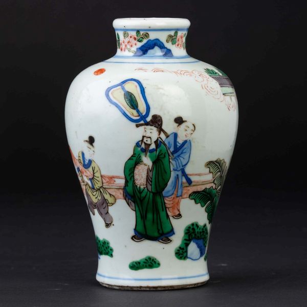 Vaso in porcellana a smalti policromi con scene di vita comune entro paesaggio, Cina, Dinastia Qing, epoca Guangxu (1875-1908)  - Asta Chinese Works of Art - Associazione Nazionale - Case d'Asta italiane