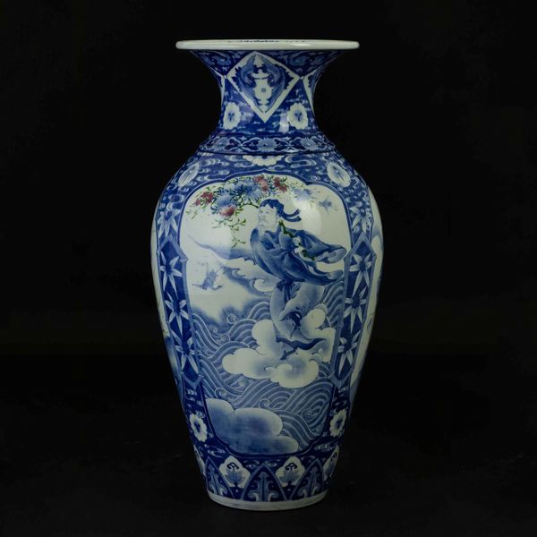 Vaso in porcellana bianca e blu con decori floreali e figure di saggi entro riserve, Giappone, periodo Meiji (1868-1912)  - Asta Chinese Works of Art - Associazione Nazionale - Case d'Asta italiane