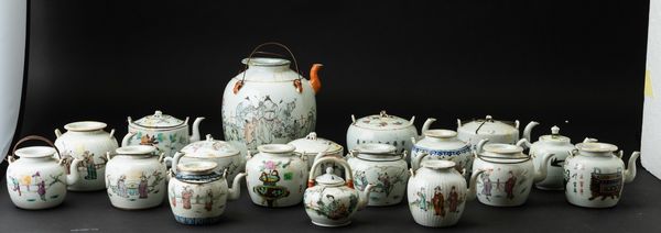 Collezione composta da diciotto teiere in porcellana di forme e dimensioni diverse, Cina, Dinastia Qing, XIX secolo  - Asta Chinese Works of Art - Associazione Nazionale - Case d'Asta italiane