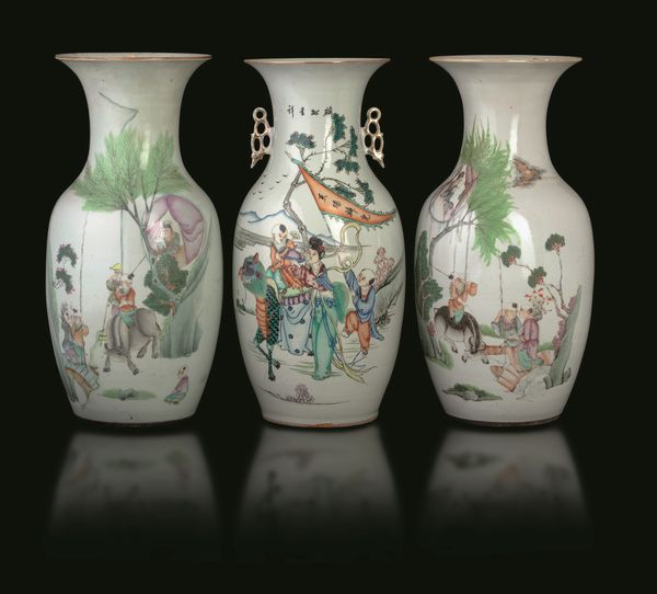 Collezione composta da tredici vasi in porcellana con varie raffigurazioni e iscrizioni, Cina, Dinastia Qing, inizio XX secolo  - Asta Chinese Works of Art - Associazione Nazionale - Case d'Asta italiane