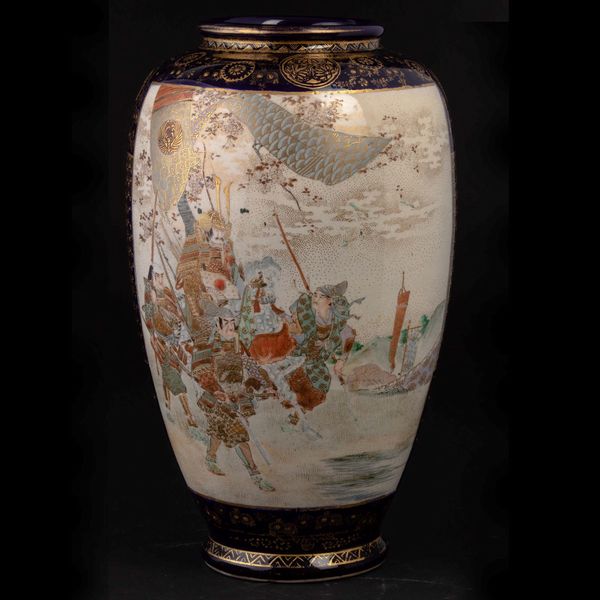 Vaso in porcellana Satsuma con raffigurazioni di guerrieri entro riserve, Giappone, periodo Meiji (1868-1912)  - Asta Chinese Works of Art - Associazione Nazionale - Case d'Asta italiane