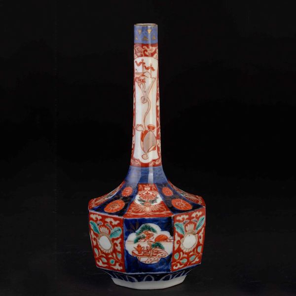 Vaso a bottiglia in porcellana Imari con decori floreali, Giappone, periodo Meiji (1868-1912)  - Asta Chinese Works of Art - Associazione Nazionale - Case d'Asta italiane