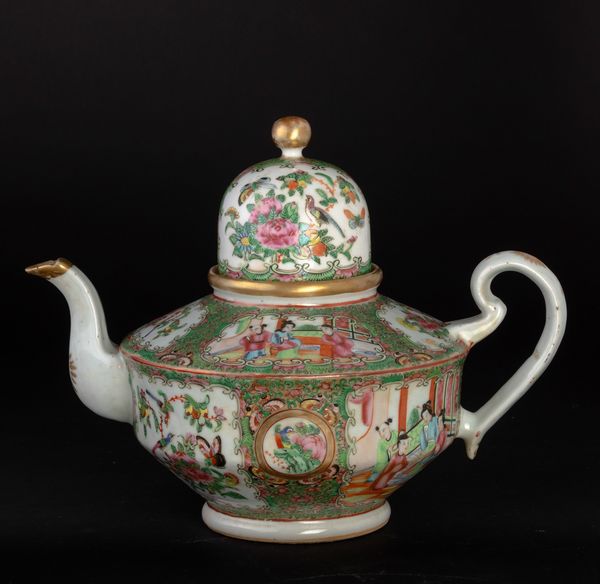 Teiera in porcellana Famiglia Rosa con decori floreali, scene di vita comune e soggetti naturalistici entro riserve, Cina, Canton, Dinastia Qing, XIX secolo  - Asta Chinese Works of Art - Associazione Nazionale - Case d'Asta italiane