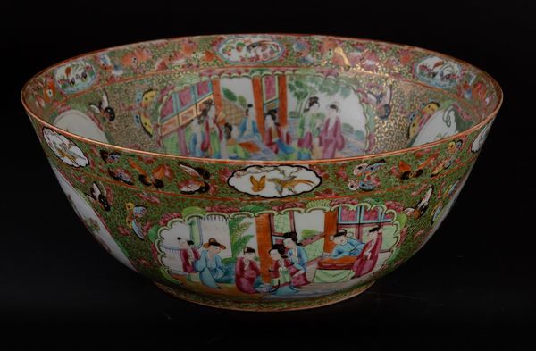 Bowl in porcellana Famiglia Rosa con decori floreali e scene di vita comune entro riserve, Cina, Canton, Dinastia Qing, XIX secolo  - Asta Chinese Works of Art - Associazione Nazionale - Case d'Asta italiane