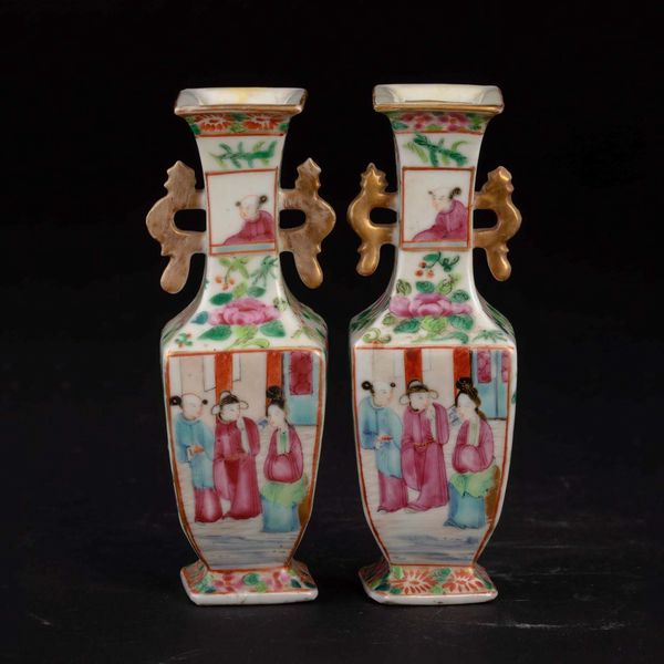 Coppia di piccoli vasi in porcellana Famiglia Rosa con piccole anse sagomate, scene di vita comune e decori floreali, Cina, Canton, Dinastia Qing, XIX secolo  - Asta Chinese Works of Art - Associazione Nazionale - Case d'Asta italiane