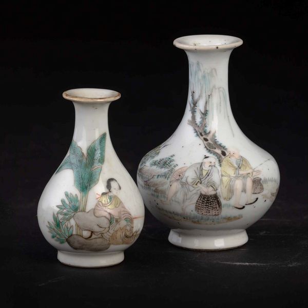 Due piccoli vasi a bottiglia in porcellana con figure e iscrizioni, Cina, Dinastia Qing, XIX secolo  - Asta Chinese Works of Art - Associazione Nazionale - Case d'Asta italiane