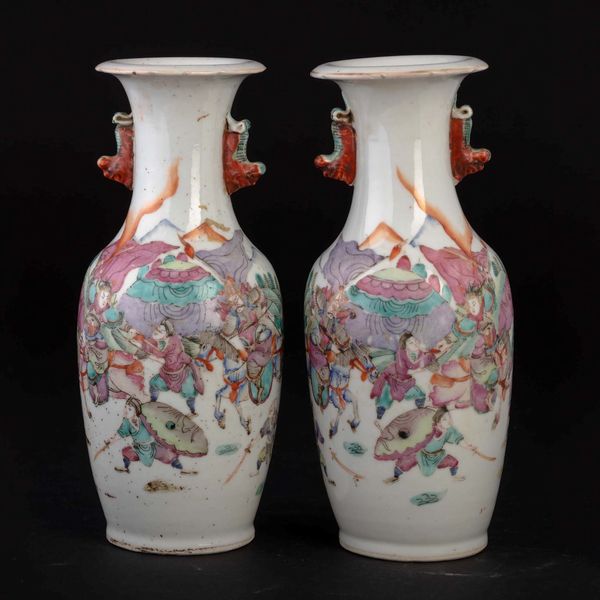 Coppia di vasi in porcellana Famiglia Rosa con guerrieri e figure di draghetto a rilievo, Cina, Dinastia Qing, XIX secolo  - Asta Chinese Works of Art - Associazione Nazionale - Case d'Asta italiane